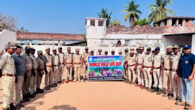 వన్యప్రాణులు అడవుల సంరక్షణ అందరి బాధ్యత:ఎఫ్ఆర్ఓ. పల్లె వాణి బయ్యారం:వన్య ప్రాణులు అడవుల సంరక్షణ బాధ్యత అందరిపై ఉందని బయ్యారం ఫారెస్ట్ రేంజ్ ఆఫీసర్ సువచ్చాల రెడ్డి అన్నారు.ప్రపంచ వన్యప్రాణుల సంరక్షణ దినోత్సవం సందర్భంగా బయ్యారం మండల కేంద్రంలో ఫారెస్ట్ అధికారి కార్యాలయం నుండి బస్ స్టాండ్ సెంటర్ వరకు అటవీ అధికారులతో కలిసి ర్యాలీ నిర్వహించారు.వన్యప్రాణుల మనుగడపై మండల ప్రజలకు అవగాహన కల్పించారు.ఈ సందర్బంగా ఎఫ్ఆర్ఓ సువచ్చాల మాట్లాడుతూ అడవుల్లో చాలా రకాల జీవజాతులు నివసిస్తున్నాయని,జీవ వైవిధ్యంతో మానవ మనుగడ అడవులతో ముడిపడి ఉందని ఆమె అన్నారు.ఈ కార్యక్రమంలో డిఆర్ఓలు రమేష్, రవి, ఎఫ్ఎస్ఓ సాంబశివరావు, రేంజ్ బిట్ అధికారులు,బేస్ క్యాంప్ సిబ్బంది,డిఈఓ నరేందర్ తదితరులు పాల్గొన్నారు.
