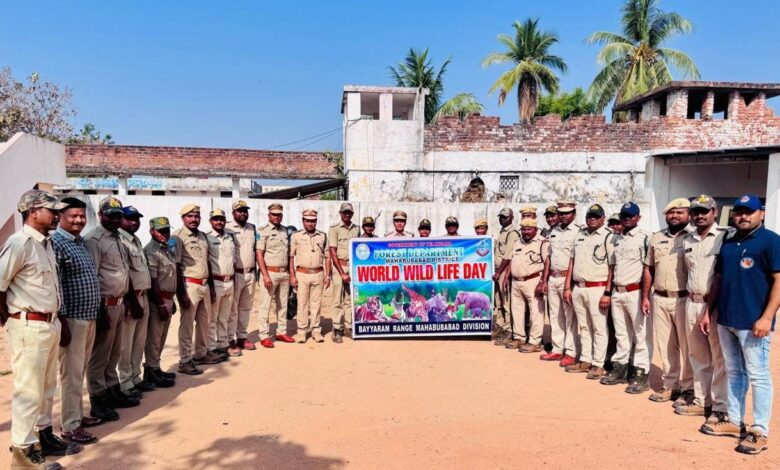 వన్యప్రాణులు అడవుల సంరక్షణ అందరి బాధ్యత:ఎఫ్ఆర్ఓ. పల్లె వాణి బయ్యారం:వన్య ప్రాణులు అడవుల సంరక్షణ బాధ్యత అందరిపై ఉందని బయ్యారం ఫారెస్ట్ రేంజ్ ఆఫీసర్ సువచ్చాల రెడ్డి అన్నారు.ప్రపంచ వన్యప్రాణుల సంరక్షణ దినోత్సవం సందర్భంగా బయ్యారం మండల కేంద్రంలో ఫారెస్ట్ అధికారి కార్యాలయం నుండి బస్ స్టాండ్ సెంటర్ వరకు అటవీ అధికారులతో కలిసి ర్యాలీ నిర్వహించారు.వన్యప్రాణుల మనుగడపై మండల ప్రజలకు అవగాహన కల్పించారు.ఈ సందర్బంగా ఎఫ్ఆర్ఓ సువచ్చాల మాట్లాడుతూ అడవుల్లో చాలా రకాల జీవజాతులు నివసిస్తున్నాయని,జీవ వైవిధ్యంతో మానవ మనుగడ అడవులతో ముడిపడి ఉందని ఆమె అన్నారు.ఈ కార్యక్రమంలో డిఆర్ఓలు రమేష్, రవి, ఎఫ్ఎస్ఓ సాంబశివరావు, రేంజ్ బిట్ అధికారులు,బేస్ క్యాంప్ సిబ్బంది,డిఈఓ నరేందర్ తదితరులు పాల్గొన్నారు.